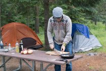 Homme mûr préparant la nourriture sur le camping, Washington, États-Unis — Photo de stock