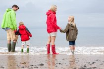 Семья, стоящая в море — стоковое фото