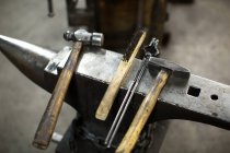 Hammers and pincers on metal workshop anvil — Stock Photo