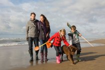 Familie und Hund am Meer — Stockfoto