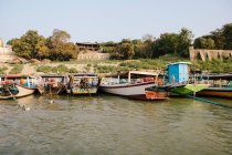 Barcos de pesca atracados na margem do rio Irrawaddy, Bagan, Birmânia — Fotografia de Stock