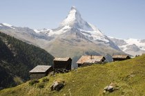 Casas de encosta perto de Matterhorn — Fotografia de Stock
