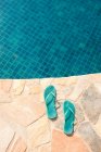Flip Flops am Pool — Stockfoto