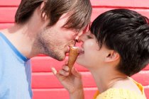 Casal compartilhando um sorvete — Fotografia de Stock