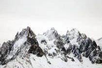 Vista panorámica de las montañas cubiertas de nieve - foto de stock