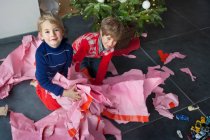 Zwei Jungen packen Weihnachtsgeschenke aus, Porträt — Stockfoto
