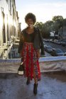 Retrato de una joven bloguera de moda en una terraza soleada, Nueva York, EE.UU. - foto de stock