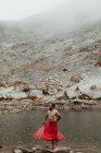 Nackter männlicher Wanderer hüllt sich in Handtuch am See, Mineralienkönig, Mammutbaum-Nationalpark, Kalifornien, USA — Stockfoto