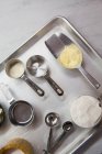 Вид зверху срібного посуду на підносі для випічки — стокове фото