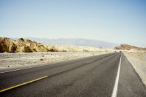 Vista da estrada do deserto em linha reta, Death Valley, Califórnia, EUA — Fotografia de Stock