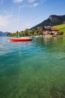 Yacht sul lago calmo wolfgangsee — Foto stock