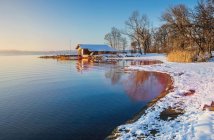 Снежный пейзаж и озеро — стоковое фото