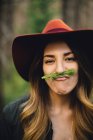Ritratto di donna con baffi fogliari che tirano il viso, Rocky Mountain National Park, Colorado, USA — Foto stock