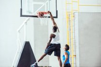 Чоловічий баскетболіст кидає м'яч у кільце на баскетбольному майданчику — стокове фото