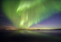 Vista panorâmica das belas luzes do norte — Fotografia de Stock