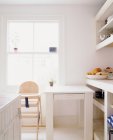 Кухонного інтер'єру з діти дитячий стілець і обідній стіл — стокове фото