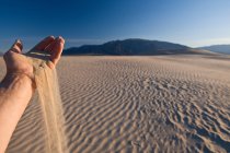 Hand hält sieben Sand im Death-Valley-Nationalpark, Kalifornien, USA — Stockfoto