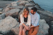 Романтична пара тримається за руки на стіні валуна, озеро Онтаріо, Торонто, Канада. — стокове фото