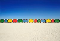 Cabanas de praia brilhantemente coloridas — Fotografia de Stock