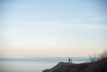 Couple enjoying view on cliff,  Ottawa, Ontario — Stock Photo