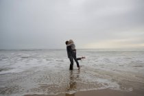 Зріла пара обіймається на пляжі — стокове фото
