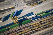 Luftaufnahme verschiedener Schiffscontainer auf Schienen im Hafen — Stockfoto