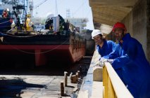 Portrait de deux travailleurs portuaires — Photo de stock