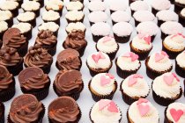 Cupcakes mit Sahne und Keksen verziert — Stockfoto