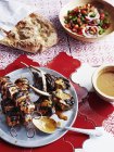 Vista de alto ângulo de deliciosos kebabs tradicionais turcos — Fotografia de Stock