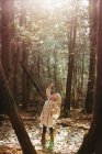 Blonde haarige Mädchen im Wald — Stockfoto