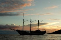 Barca a vela al sole del mattino — Foto stock