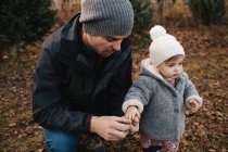 Père tenant la main de bébé fille dans la forêt — Photo de stock