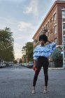 Портрет молодой женщины-блогера моды на городской улице, Нью-Йорк, США — стоковое фото