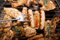 Viande sur une grille de barbecue — Photo de stock
