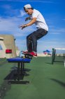 Skateboarder balancing on bench, Montreal, Quebec, Canadá — Fotografia de Stock