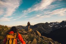 Donne in affioramento roccioso guardando la vista, Rocky Mountain National Park, Colorado, Stati Uniti d'America — Foto stock