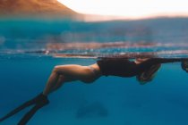 Femme plongée libre en mer — Photo de stock