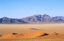 Vista panorâmica do deserto no céu azul durante o dia — Fotografia de Stock