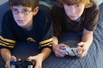 Dos chicos jugando un videojuego - foto de stock