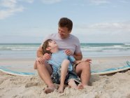 Padre e figlio sulla spiaggia — Foto stock