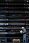 Arbeiter mit Mappe in Metallwerk — Stockfoto