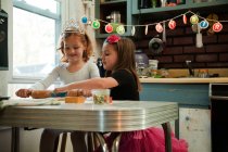 Les filles dans les biscuits de cuisine — Photo de stock