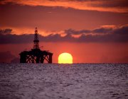Plate-forme pétrolière au coucher du soleil — Photo de stock