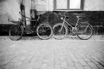 Vista de dos bicicletas en calle, foto en blanco y negro - foto de stock