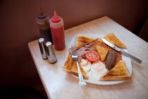 Английский завтрак на столике кафе — стоковое фото