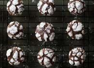 Chocolate puff cookies cooling on rack — Stock Photo