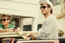 Мужчины привязывают доски для серфинга к крыше автомобиля — стоковое фото