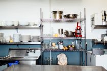 Tidy e limpa cozinha industrial — Fotografia de Stock