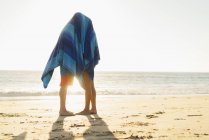 Casal escondido sob cobertor em Newport Beach, Califórnia, EUA — Fotografia de Stock