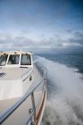 Motorboot auf See mit bewölktem Himmel im Hintergrund — Stockfoto
